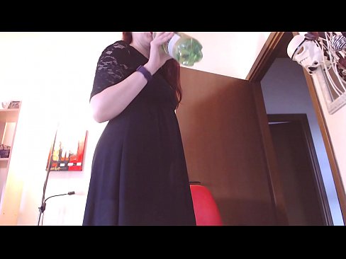❤️ Um escravo submisso que adora cuecas sujas e deliciosas é forçado a masturbar-se depois de ver este vídeo! Porno vídeo em nós