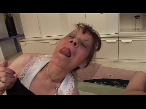 ❤️ Duas avós e um avô têm um ménage à trois Porno vídeo em nós