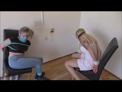 ❤️ Viciado / amarrado e amordaçado / donzela em apuros Porno vídeo em nós
