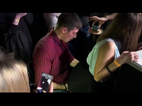 ❤️ Sexo real numa discoteca russa. Rapariga russa de 18 anos no ânus e vagina fodida numa discoteca Porno vídeo em nós